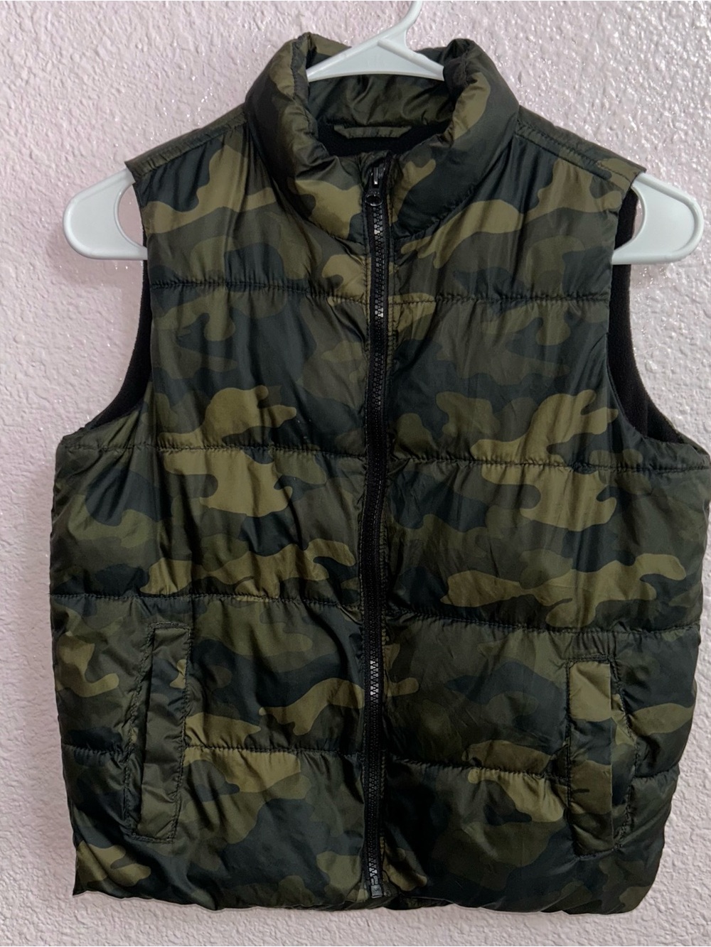 Old Navy Kids Camo Puffer Vest in Olive & Dark Green